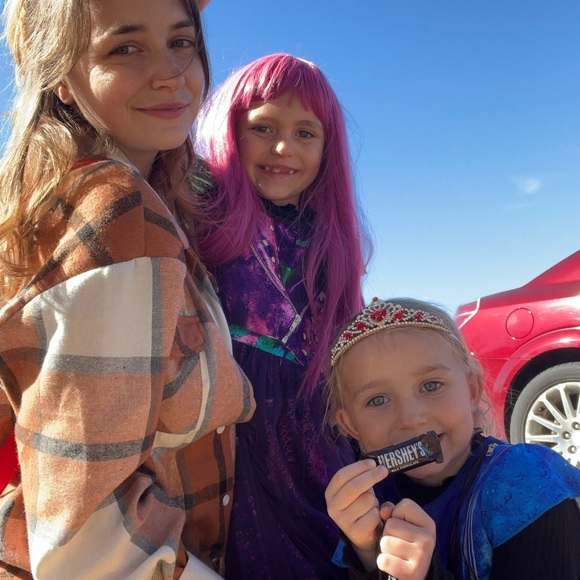 Meet your Posher, Holly! - Picture 3 of 4